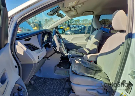 2018 Toyota Sienna L z USA, uszkodzony, nr VIN 5TDZZ3DC8JS901926